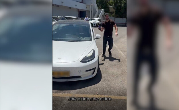 מרדכי דוד קופץ על הרכב של אייל ברקוביץ מרדכי דוד קופץ על הרכב של אייל ברקוביץ