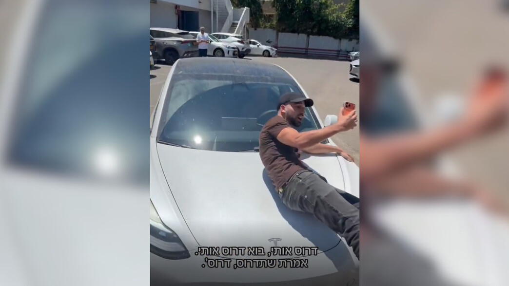 מרדכי דוד קופץ על הרכב של אייל ברקוביץ מרדכי דוד קופץ על הרכב של אייל ברקוביץ