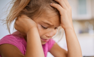 ילדה בוכה (צילום: shutterstock, Nadezda Barkova)