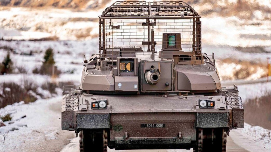 טנק לקלרק XLR צרפתי עם "כלוב נגד רחפנים" טנק לקלרק XLR צרפתי עם "כלוב נגד רחפנים"