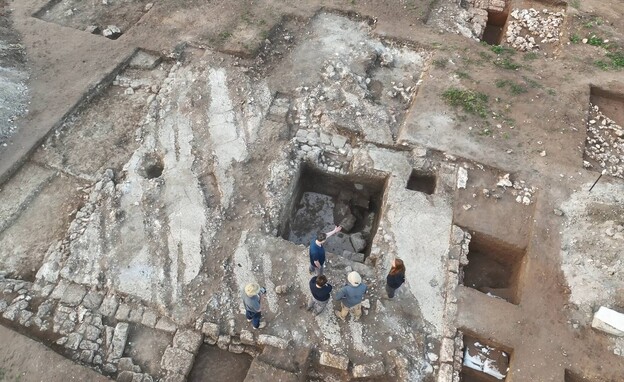 שטח החפירה בו התגלו הפסלים (צילום: שתיל עימנואלוב, רשות העתיקות)