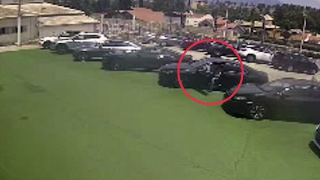 האסיר המשוחרר נכנס לרכב האסיר המשוחרר נכנס לרכב
