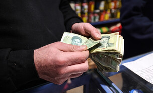 כסף איראני (צילום: ATTA KENARE, GETTYIMAGES)