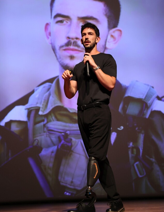 “לקום תמיד על רגל ימין”, עמרי רוזנביט “לקום תמיד על רגל ימין”, עמרי רוזנביט