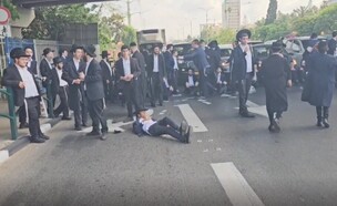 חרדים קיצוניים חוסמים את כביש גהה (צילום:  N12)
