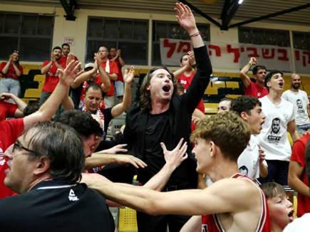 לא היה יכול להפסיד איתם. אבשלום חוגג עם הקהל (אלן שיבר) לא היה יכול להפסיד איתם. אבשלום חוגג עם הקהל (אלן שיבר)