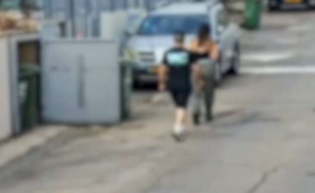 תיעוד: גבר מתנפל על בת 20 באור יום באזור תיעוד: גבר מתנפל על בת 20 באור יום באזור