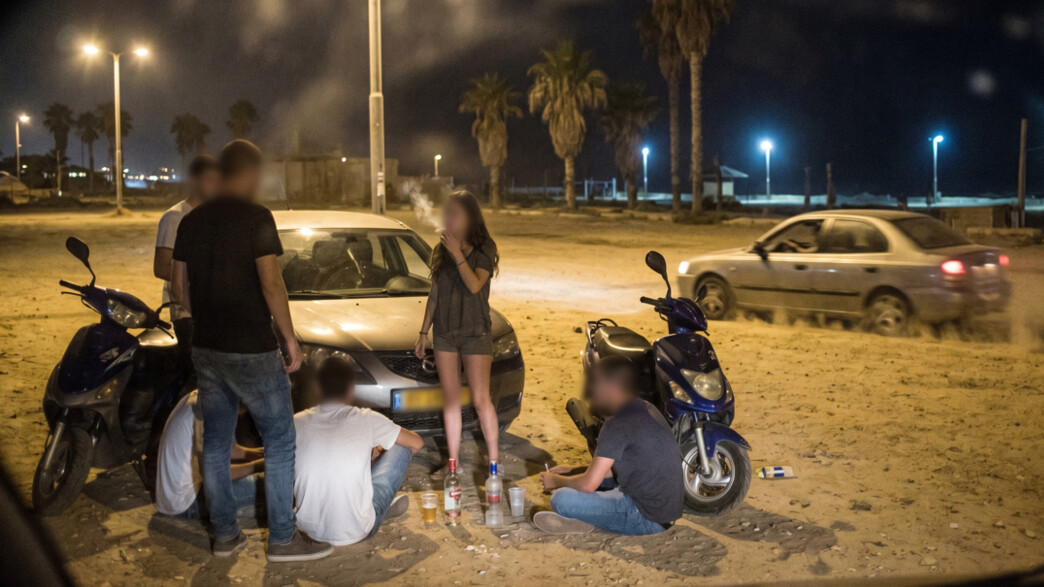 נערים שותים, אילוסטרציה נערים שותים, אילוסטרציה