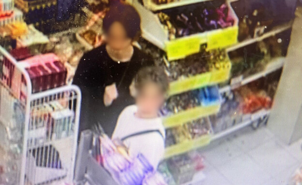 הילדים עוקבים אחרי האישה בסופר הילדים עוקבים אחרי האישה בסופר