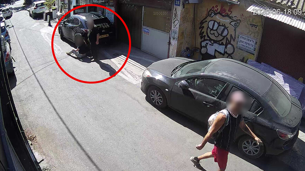 גבר דוחף אישה ברחוב גבר דוחף אישה ברחוב