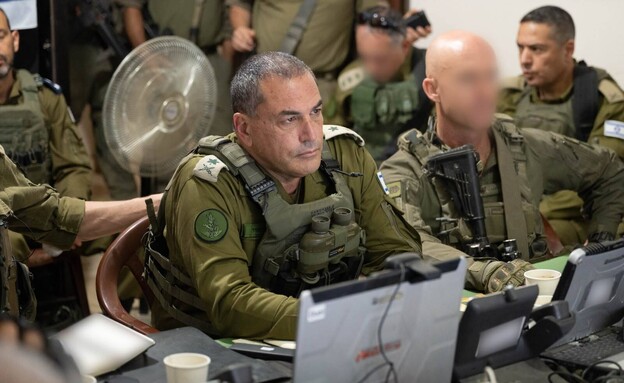 רא"ל אייל זמיר בשטח עם מפקדי החטיבות המתמרנות רא"ל אייל זמיר בשטח עם מפקדי החטיבות המתמרנות