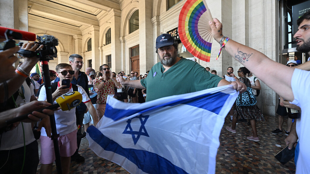 מריו אדינולפי במצעד הגאווה ברומא מריו אדינולפי במצעד הגאווה ברומא