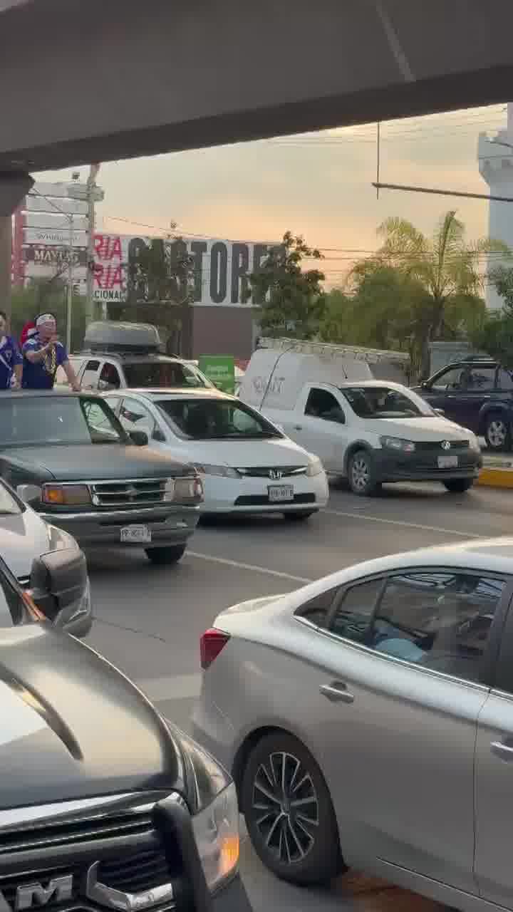 אוהדי יפן מתחברים להווי המקסיקני