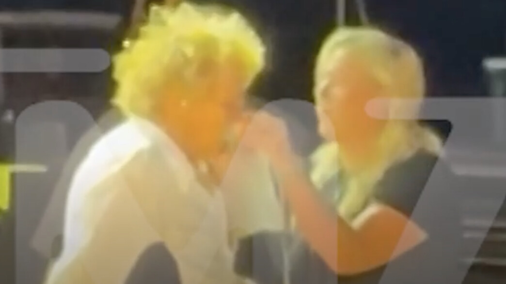 רוד סטיוארט מונשם על הבמה