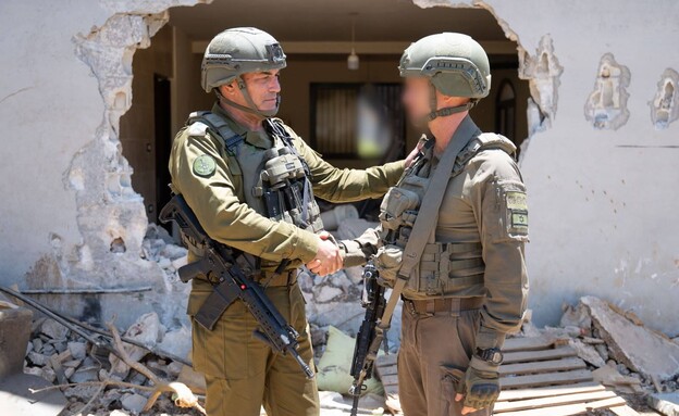 רא"ל אייל זמיר בשטח עם מפקדי החטיבות המתמרנות