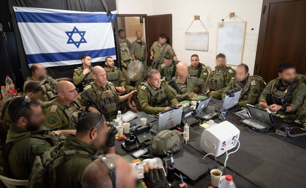 רא"ל אייל זמיר בשטח עם מפקדי החטיבות המתמרנות רא"ל אייל זמיר בשטח עם מפקדי החטיבות המתמרנות