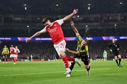 חסר פחד. דן גלזר מול ויקטור יוקרש (David Price/Arsenal FC via Gett חסר פחד. דן גלזר מול ויקטור יוקרש (David Price/Arsenal FC via Gett