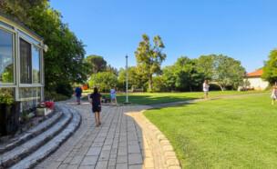 עין זיוון כפר נופש דשא שביל (צילום: דנה גוטרזון)
