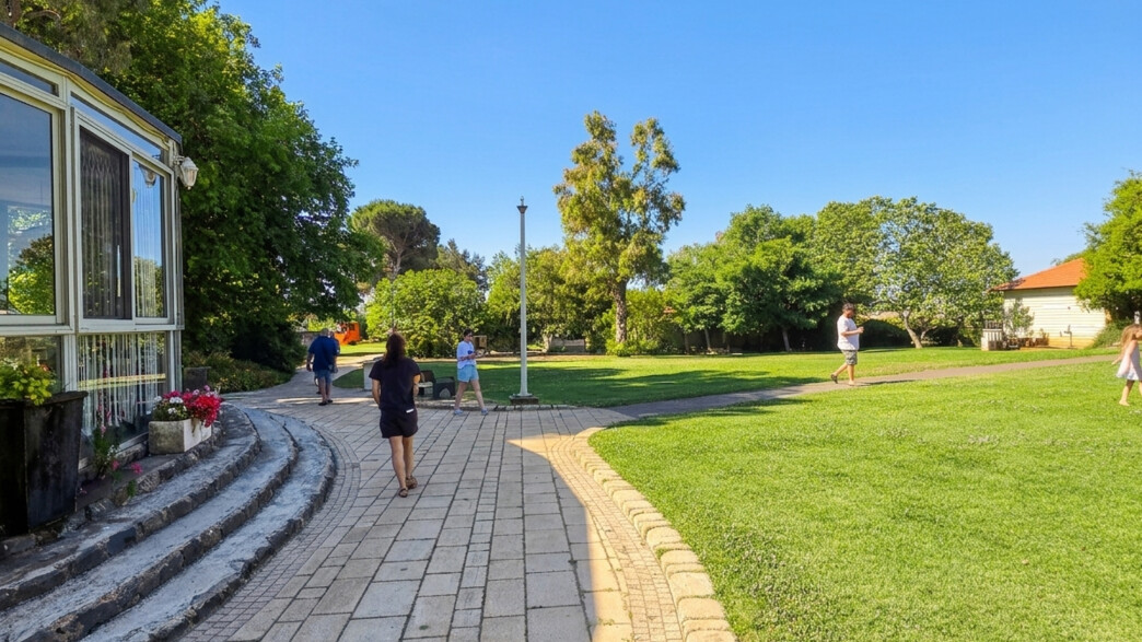 עין זיוון כפר נופש דשא שביל