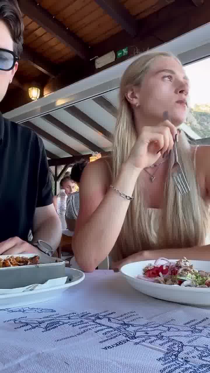 כשגבר מופנם מציע נישואין לבת זוגו המופנמת