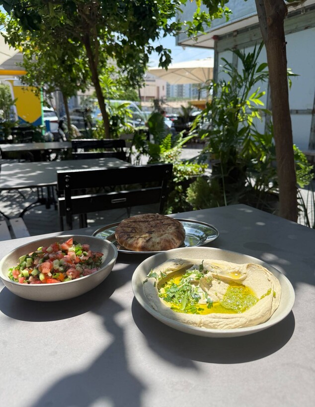 יש חצר מוצלת נעימה אבל חניה אין. הסנה הבוער יש חצר מוצלת נעימה אבל חניה אין. הסנה הבוער