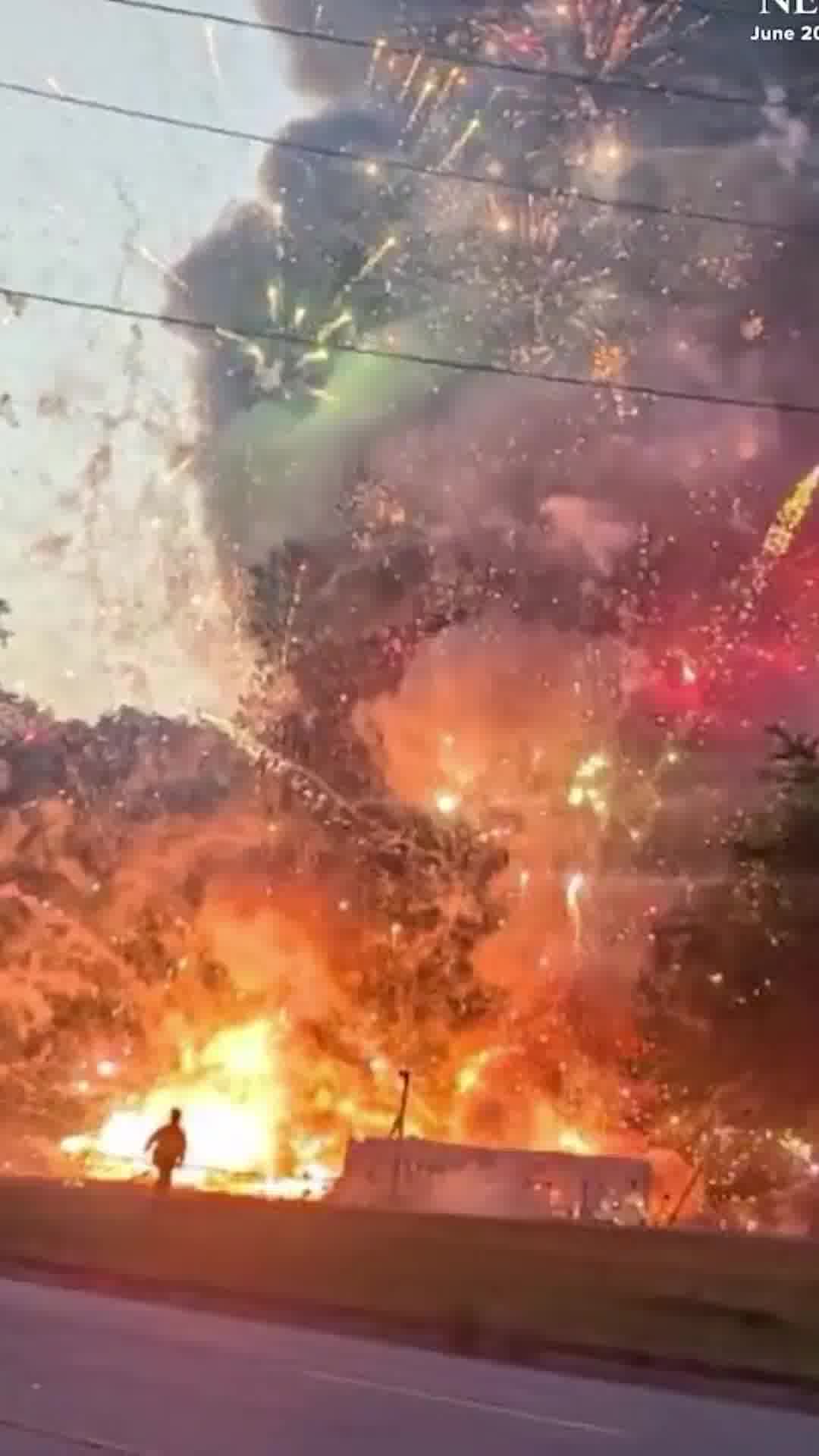 כמו סרט של דיסני: זה מה שקורה כשמפעל זיקוקים באוקלהומה עלה באש