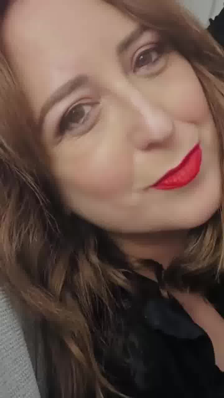 טלי אורן לוהקה לסדרת הבת של ״כראמל״ שתעסוק בילדותה של גברת בלום