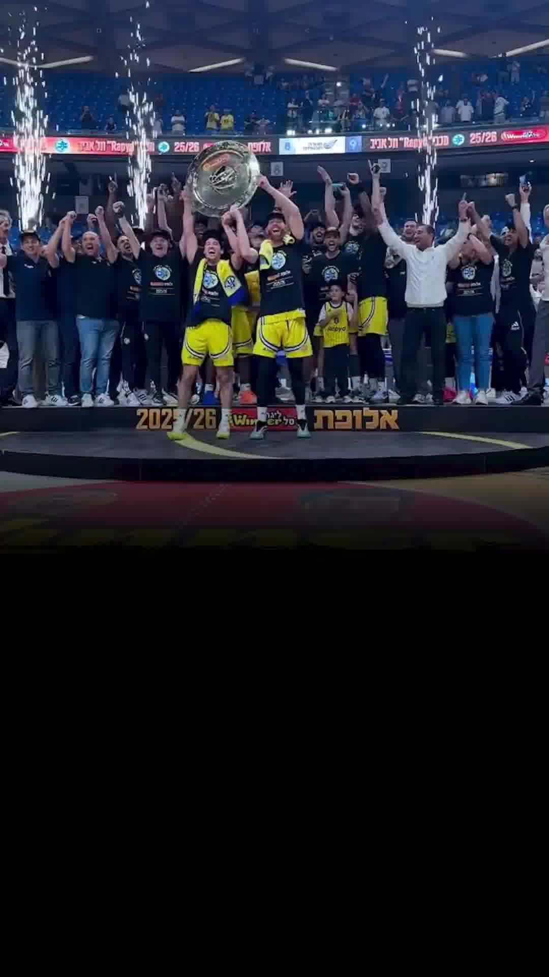 המנצחים הגדולים - מכבי תל אביב מניפה את הצלחת