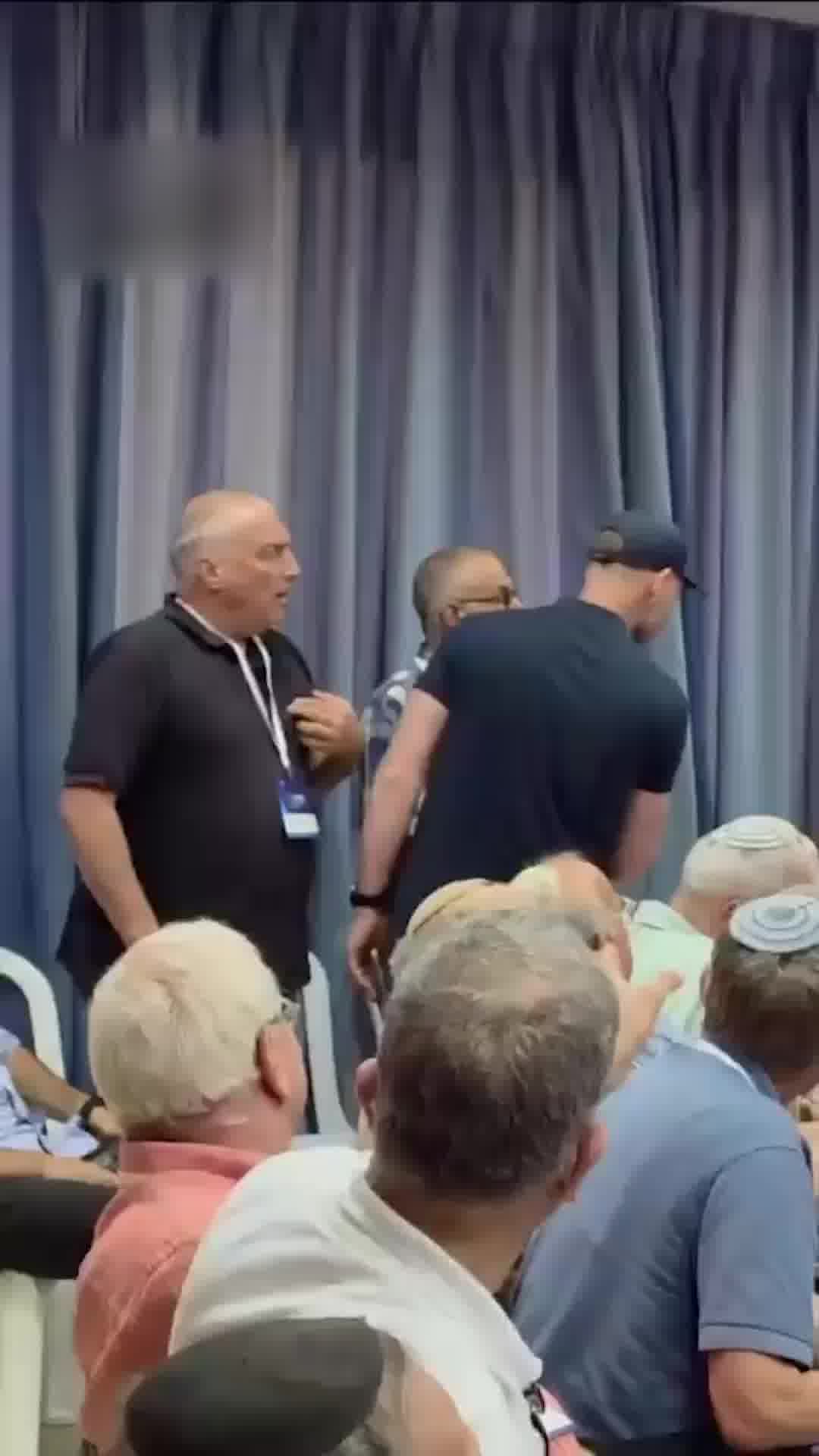 אייל אשל, אביה של רוני ז"ל, שנפלה בחמ"ל נחל עוז ב-7 באוקטובר, מתפרץ לדבריו של האלוף יעקב עמידרור