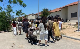 ביקור של מתעניינים במעבר לקיבוץ חולית (צילום: בתים ללוחמים)