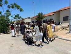 ביקור של מתעניינים במעבר לקיבוץ חולית