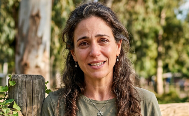 אישה עומדת בפארק