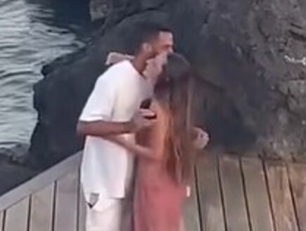 בחופשה ביוון: ספיר אלחמיסטר התארסה לבן זוגה