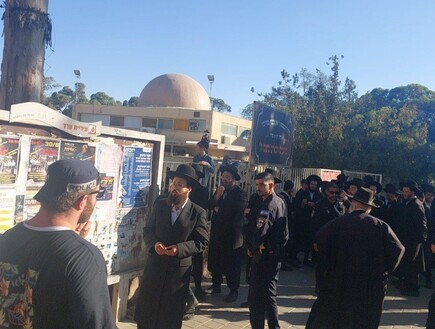 עשרות נערים מול מפגינים חרדים: תיעוד משכונת מגורים בערד