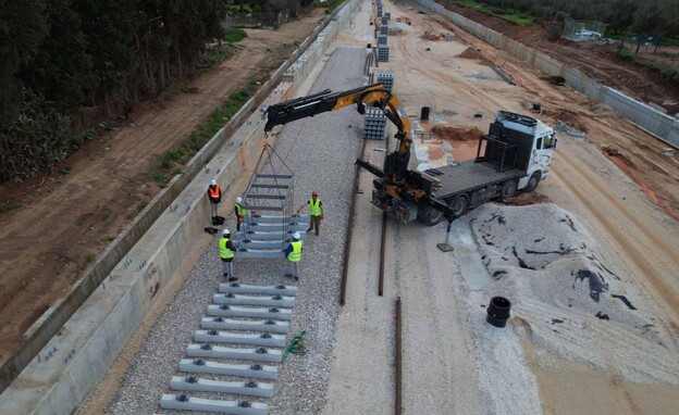 עבודות הקמה של מסילת הרכבת המזרחית