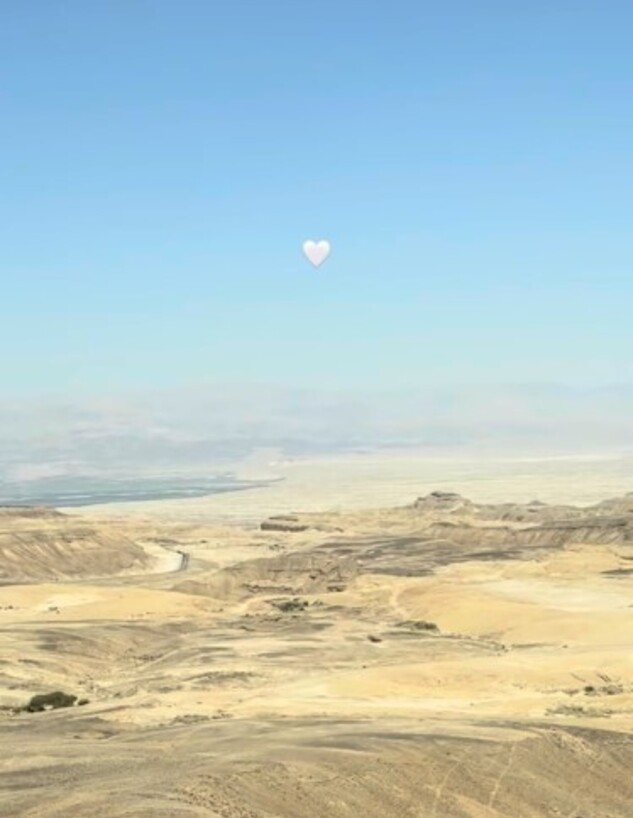 אחרי שנתפסו בנשיקה: זו הבחורה המסתורית שנתפסה צמודה ליפתח רמון