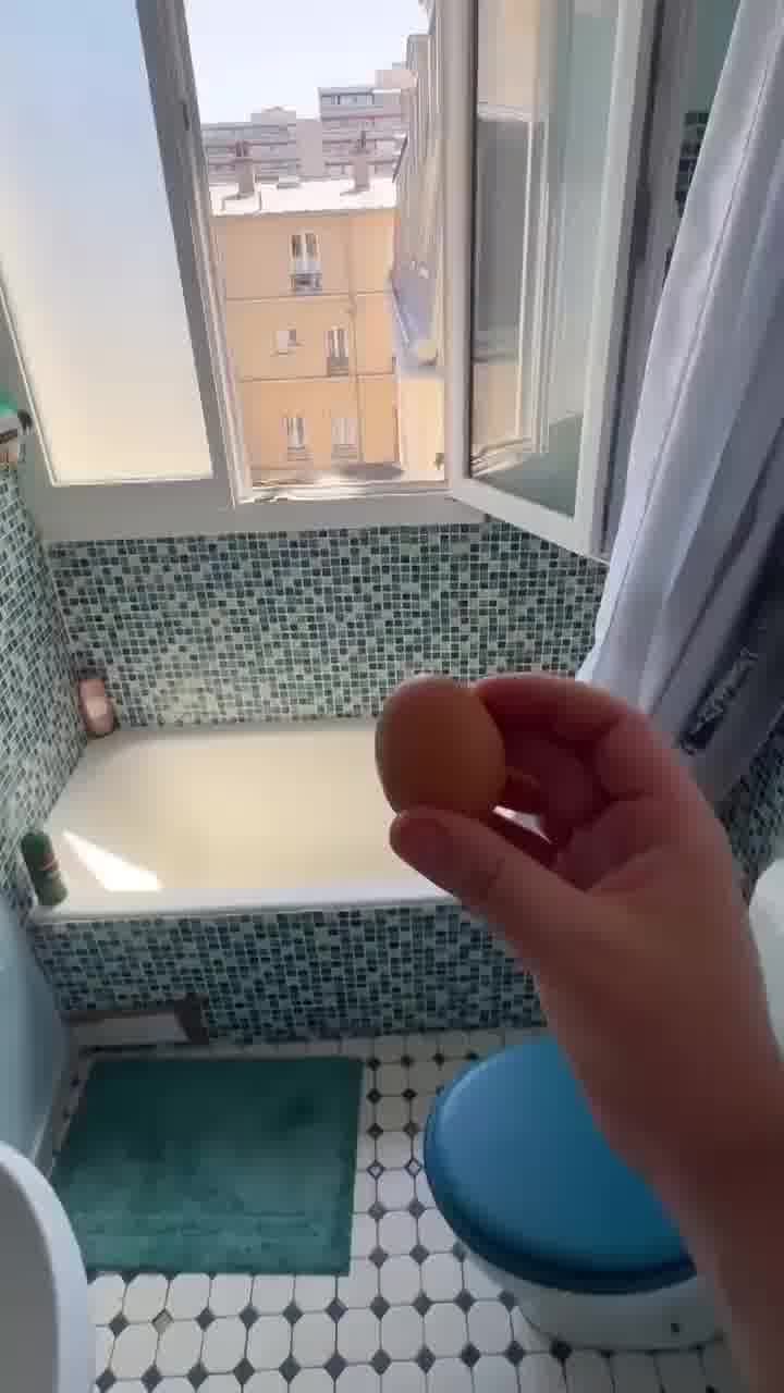 מצב החום בצרפת: אנשים מטגנים ביצים מהחלון