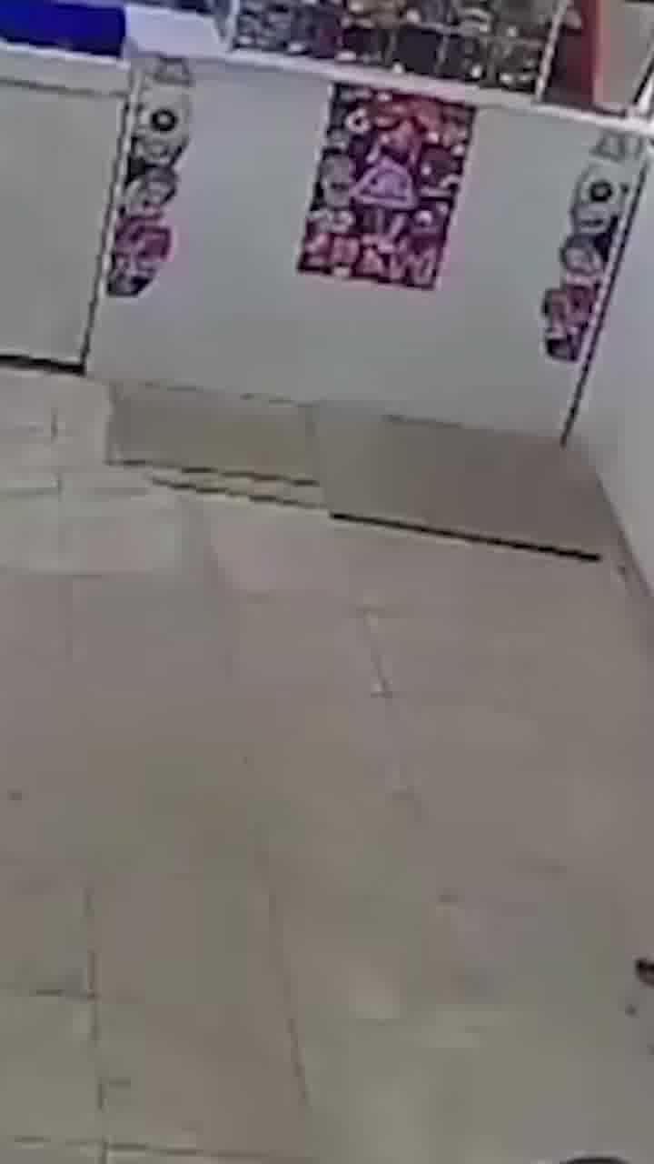 ארגנטינה: נכנסה במטרה לשדוד מכולת ויצאה בלי כלום וגם טופלס
