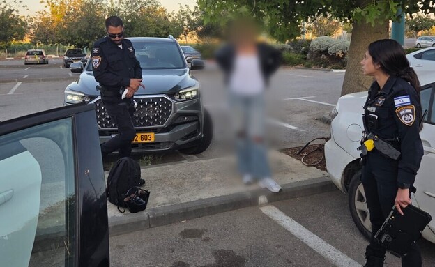מעצר מבריחת המכוניות (צילום: דוברת המשטרה)