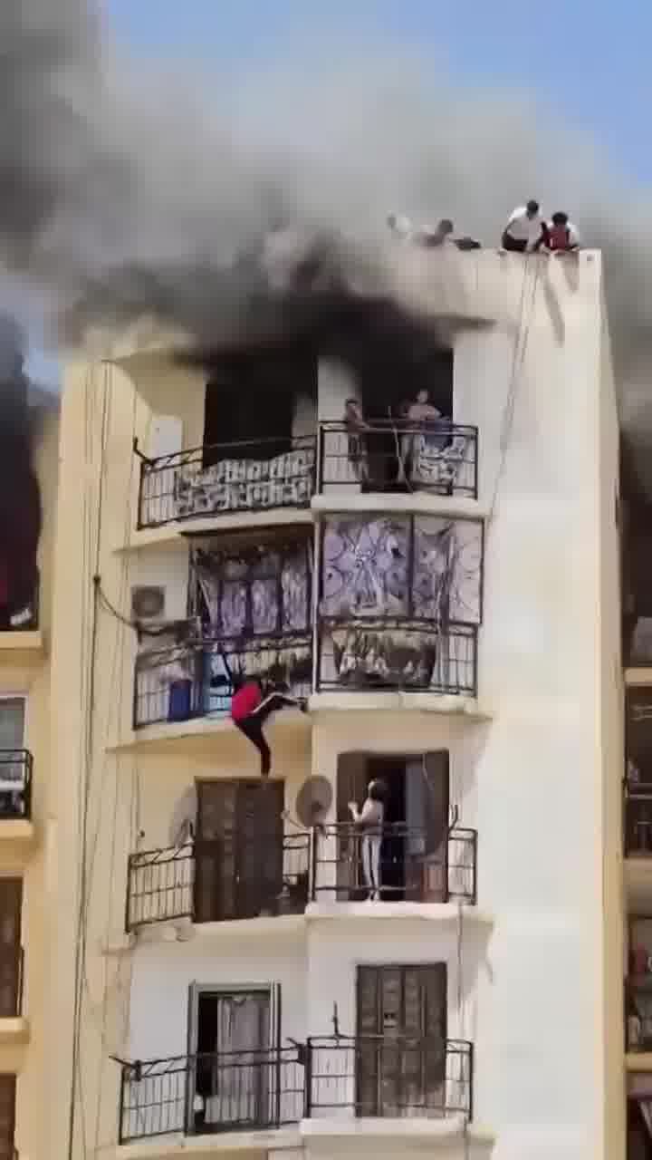 אלג׳יריה: טיפס 8 קומות דרך המרפסות כדי להציל שני ילדים משריפה שפרצה בבניין מגורים. הפרס: עבודה בשדה 