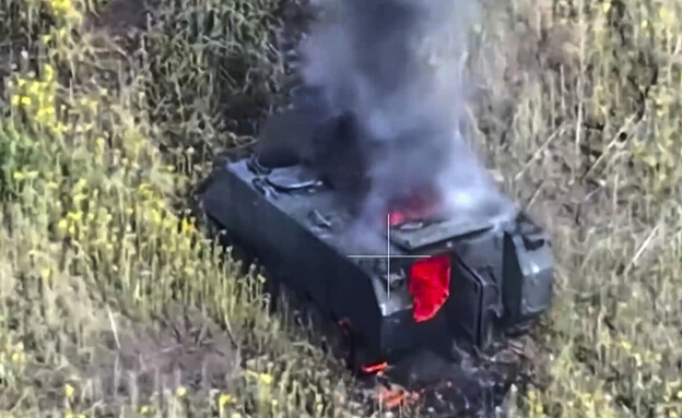 משוריין אוקראיני עולה באש לאחר שנפגע על ידי כטב"ם 