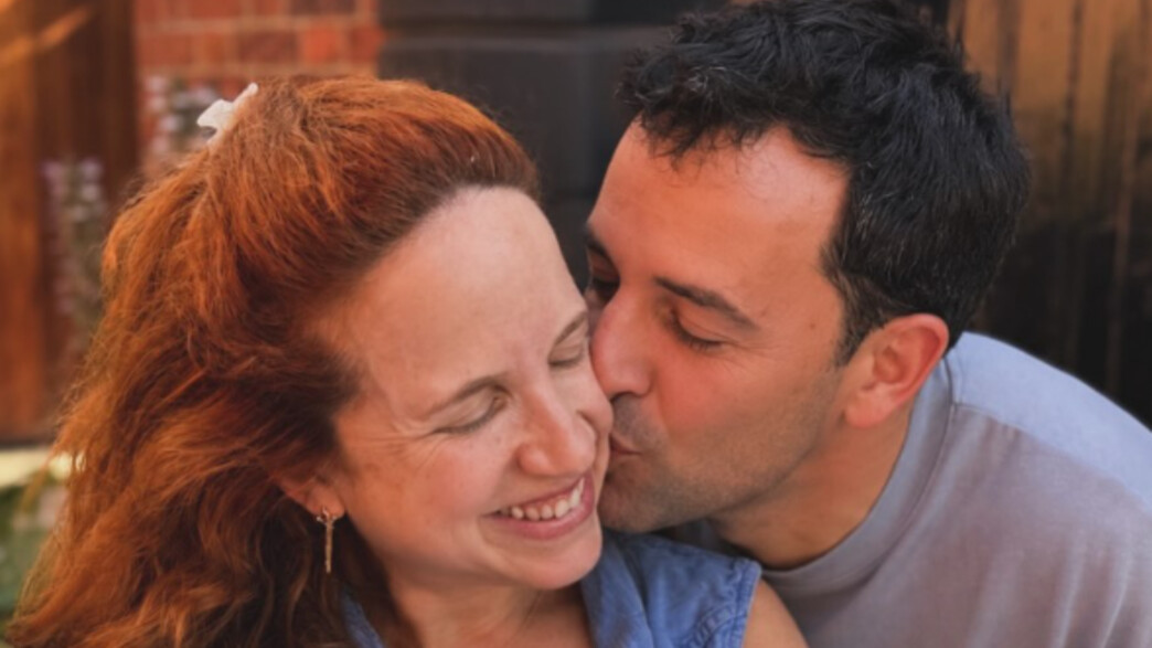 סתיו שפיר ועמית סתיבה עם ילדם השלישי