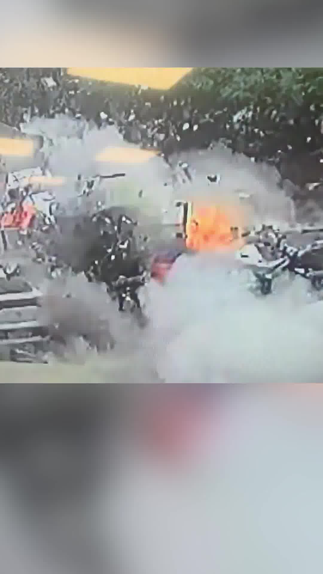 תיעוד ממצלמות האבטחה: המכונית עומדת בחניון - ואז מתפוצצת בעוצמה אדירה | רגע החיסול בחולון