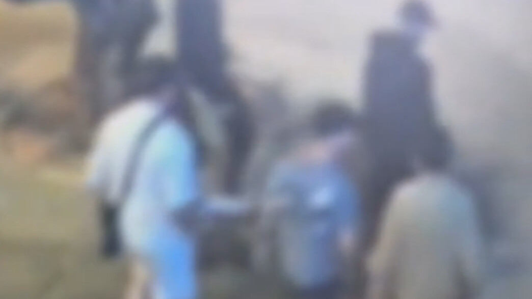 השודדים והקורבן בדרכם לכספומט
