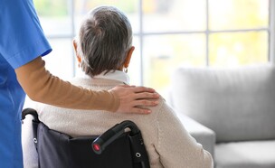 מטפלת סיעודית, אישה מבוגרת (צילום: Pixel-Shot, shutterstock)