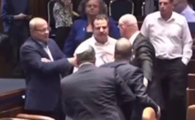 עימות פיזי במליאה בין אופיר כץ לאיימן עודה