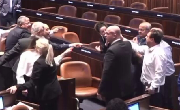 עימות פיזי במליאה בין אופיר כץ לאיימן עודה