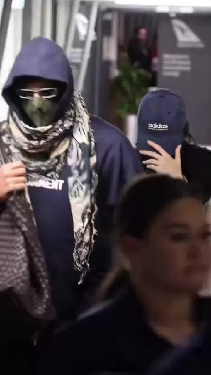 לא עבד להם: קנדל ג'נר וג'ייקוב אלורדי מסתתרים מהצלמים בשדה התעופה באוסטרליה 