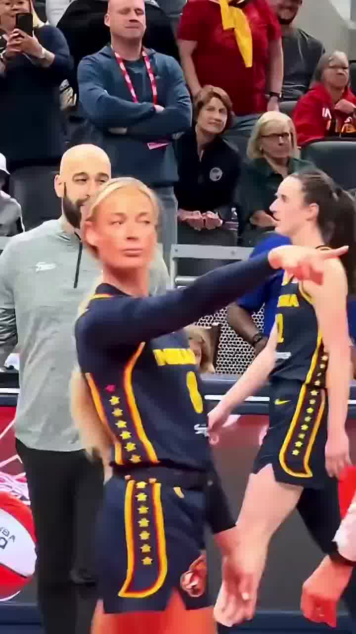 מי שמצביע, משפיע: כוכבת ה-WNBA, סופי קנינגהם, הפכה לוויראלית בעקבות עימות הזוי על הפרקט