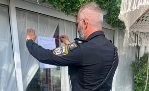 סגירת המסעדה בבת ים (צילום: דוברות המשטרה)